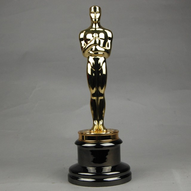 Дорогущая, но качественная реплика статуэтки «Оскар» в масштабе 1:1 (весит почти 4кг). 
Да еще и на табличке сделают любую гравировку бесплатно. 
