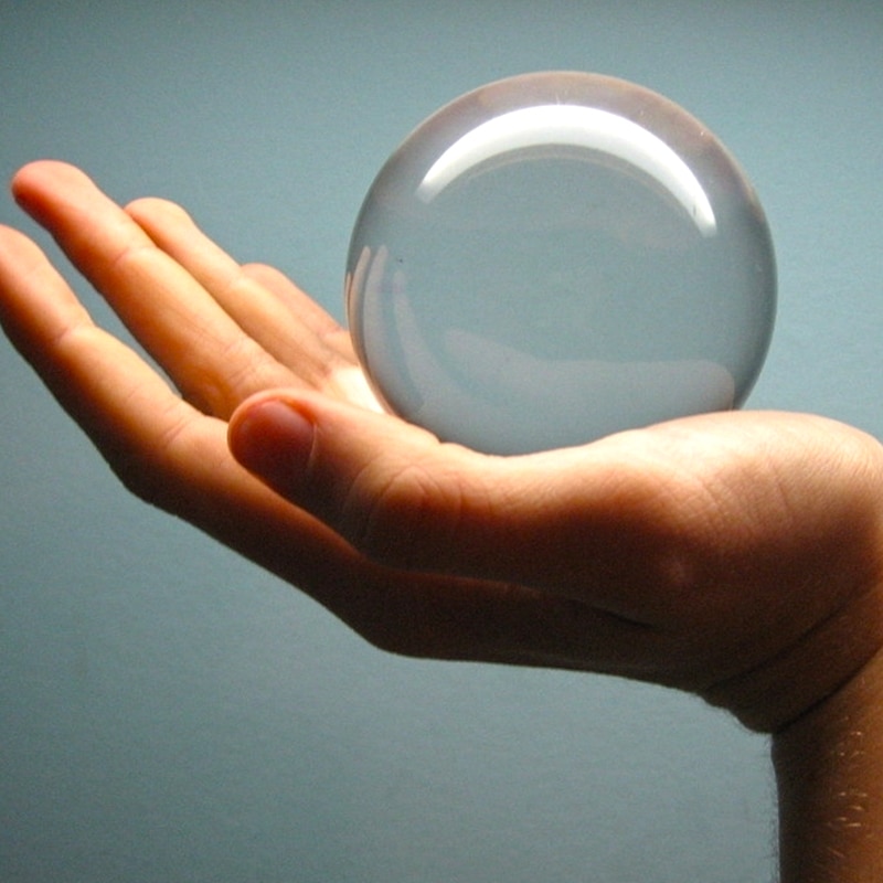 Как называется прозрачное стекло. Шар стеклянный. Шар в руке. Хрустальный шар. Стеклянные шарики прозрачные.